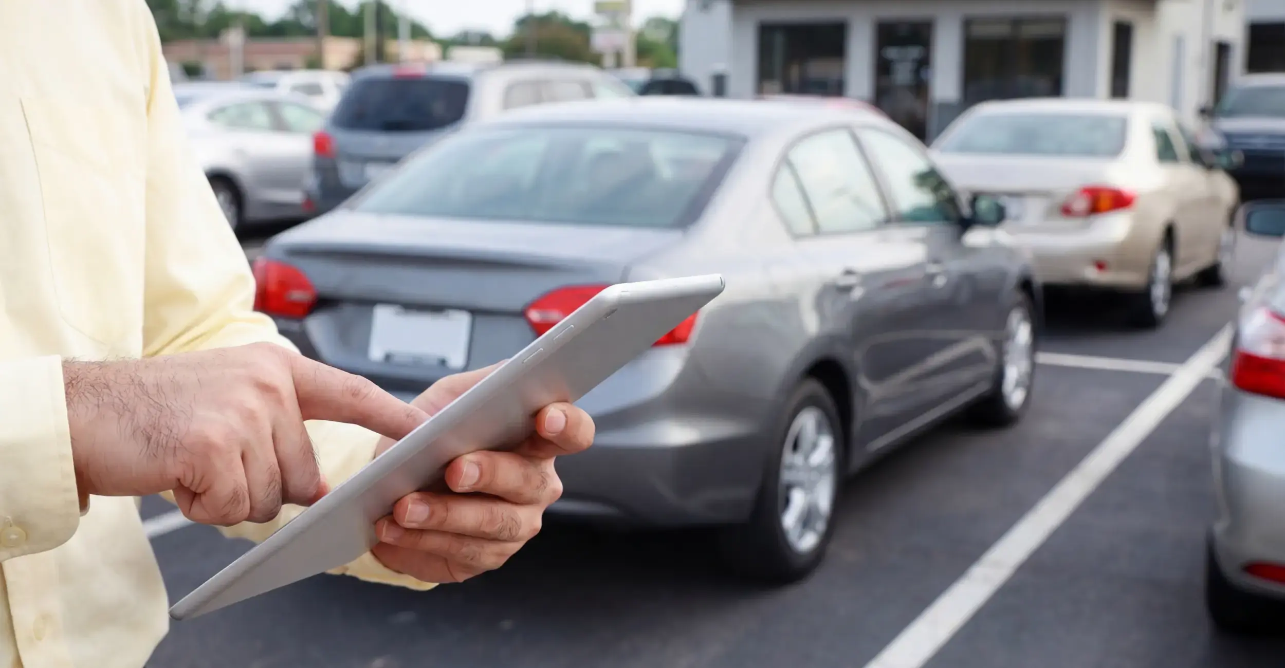 Un loueur qui fait un état des lieux numérique