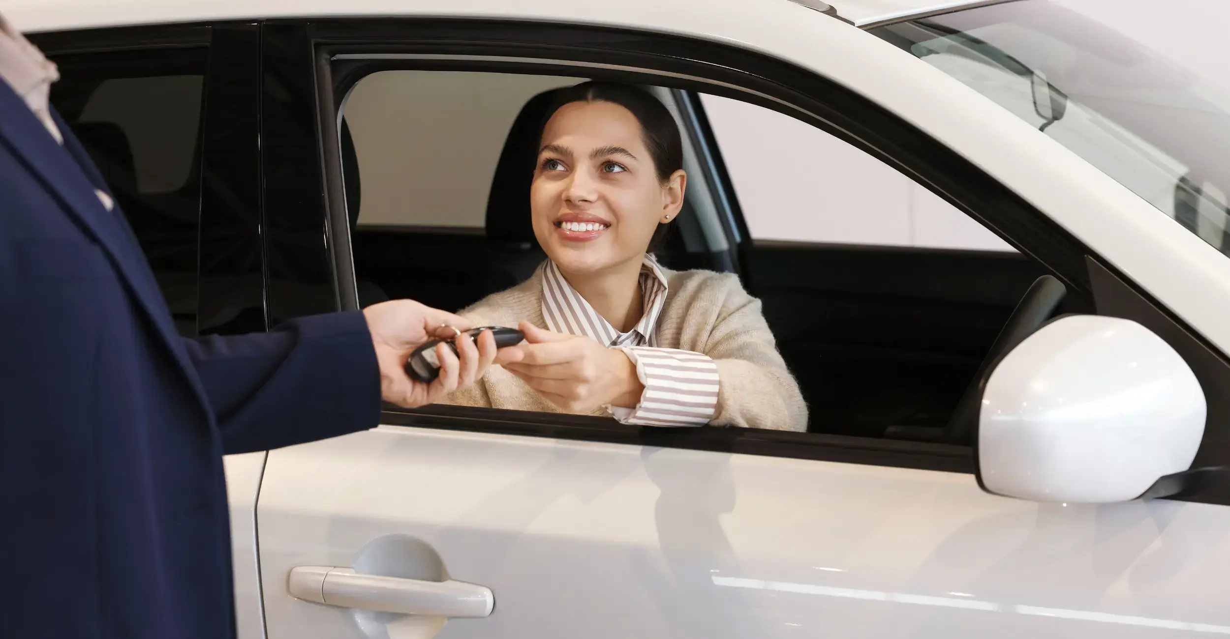 Un professionnel qui prend une location de voiture au mois
