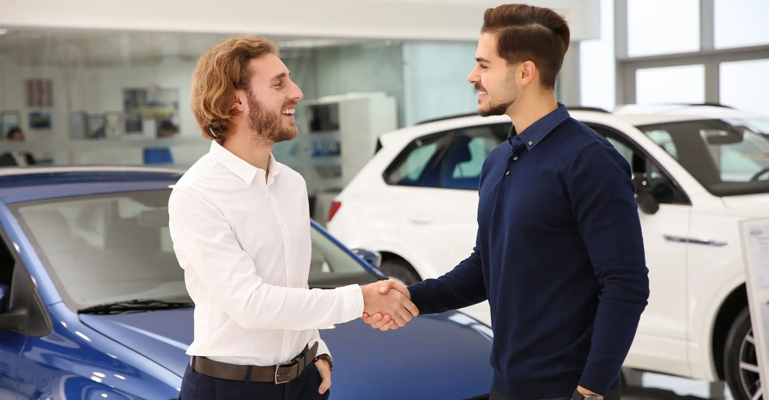 Un loueur et son client qui font un rachat de franchise pour la location de voiture