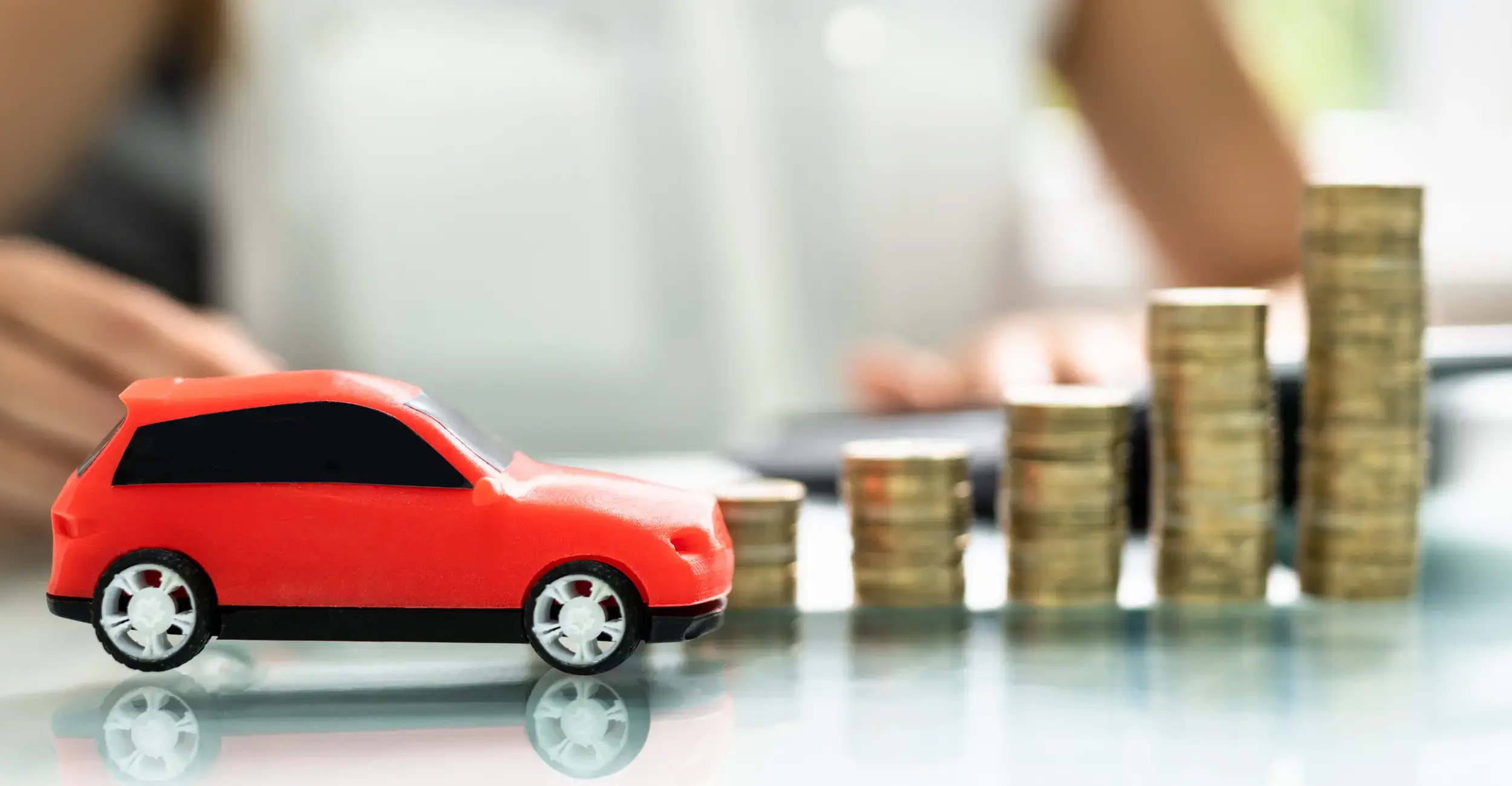 Un loueur qui calcule la rentabilité d’une location de voiture