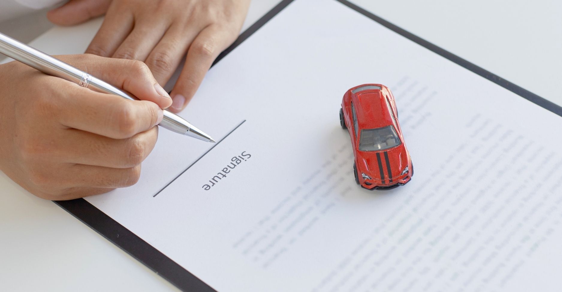 Un loueur qui signe les conditions pour créer une société de location de voiture